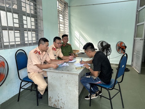 Cảnh sát giao thông TP.HCM xử lý tài xế lái ô tô lắp đèn như 'sân khấu di động'- Ảnh 4. Lực lượng chức năng làm việc với tài xế - Ảnh: PC08