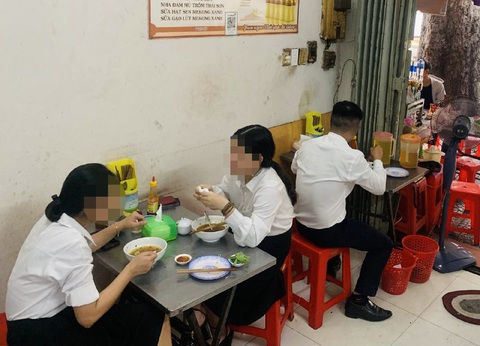 Điểm danh đúng 7h30 rồi tha thẩn cà phê, ăn sáng, từ từ làm việc?- Ảnh 3. Không chủ động ăn sáng ở nhà, nhiều nhân viên văn phòng lên công ty check-in rồi đi ăn uống - Ảnh minh họa: MÂY TRẮNG