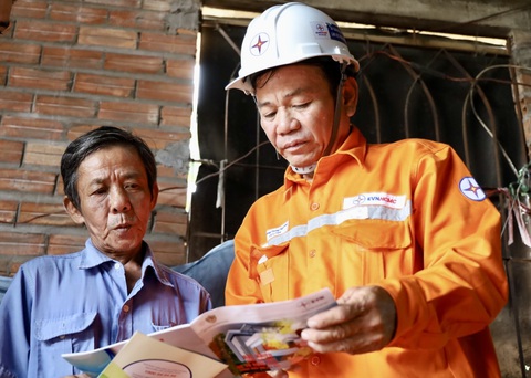 Điện lực TP.HCM tới tận nhà cải tạo hệ thống điện cũ cho dân- Ảnh 1. Ông Nguyễn Văn Chung - một trong những hộ gia đình khó khăn ở huyện Củ Chị được điện lực tư vấn, hỗ trợ cải tạo hệ thống điện trong gia đình - Ảnh: NGỌC QUÝ