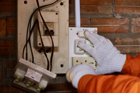 Điện lực TP.HCM tới tận nhà cải tạo hệ thống điện cũ cho dân- Ảnh 3. Không chỉ dây điện, nhiều ổ cắm điện trong gia đình ông Chung được thay mới - Ảnh: NGỌC QUÝ