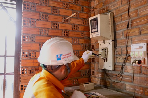 Điện lực TP.HCM tới tận nhà cải tạo hệ thống điện cũ cho dân- Ảnh 5. Các công nhân điện kiểm tra điện trước khi sửa chữa, cải tạo - Ảnh: NGỌC QUÝ
