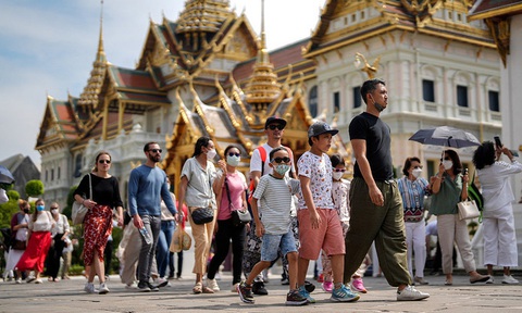 Thái Lan nới lỏng chính sách visa để hút người nước ngoài- Ảnh 1. Du khách tham quan một địa điểm du lịch ở Bangkok, Thái Lan - Ảnh: REUTERS
