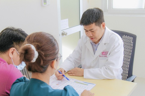 Chi phí thực hiện thụ tinh ống nghiệm- Ảnh 1. Bác sĩ đơn vị IVF Phương Châu đang tư vấn cho khách hàng- Ảnh: BV cung cấp.