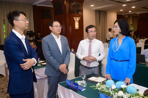 Tập trung giải quyết vấn đề an toàn, bảo mật cho thanh toán không dùng tiền mặt- Ảnh 2. Ông Trần Xuân Toàn, phó tổng biên tập báo Tuổi Trẻ, cùng các khách mời trao đổi tại họp báo - Ảnh: QUANG ĐỊNH