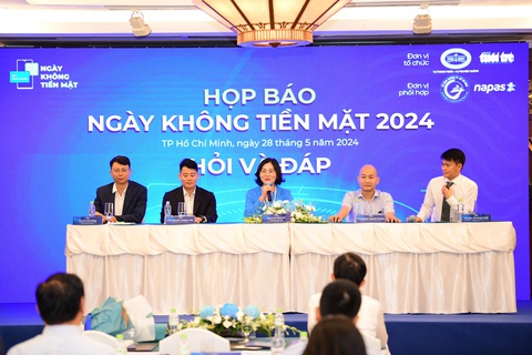 Tập trung giải quyết vấn đề an toàn, bảo mật cho thanh toán không dùng tiền mặt- Ảnh 3. Đại biểu khách mời chia sẻ các biện pháp phòng chống tội phạm mạng trong thanh toán không tiền mặt - Ảnh: QUANG ĐỊNH