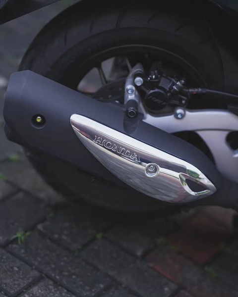 Honda Stylo 160 ấn định giá đến 75 triệu, cộng đồng mạng đánh giá quá chát- Ảnh 8. Trọng lượng 115kg với bản CBS và 118kg với ABS. Khoảng sáng gầm 151mm, độ cao yên 768mm. Xe sử dụng vành đúc 12 inch trước/sau. Phanh đĩa đơn cả hai bánh, đĩa trước 220mm và đĩa sau 190mm - Ảnh: Honda, Scootizens/Facebook