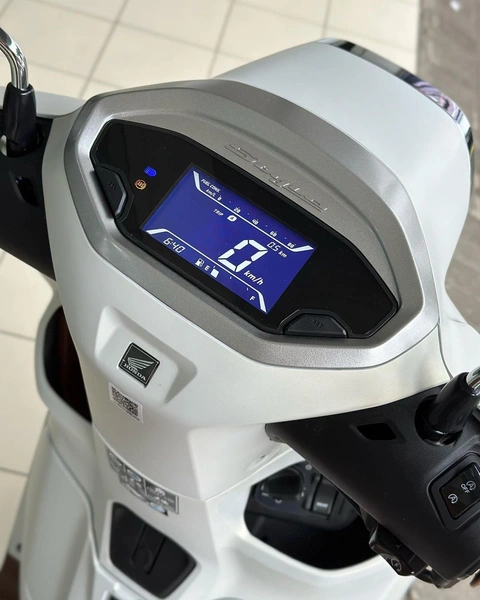 Honda Stylo 160 ấn định giá đến 75 triệu, cộng đồng mạng đánh giá quá chát- Ảnh 6. Về trang bị, Honda Stylo 160 có màn hình thông số dạng kỹ thuật số, khóa thông minh Smartkey, hộc để đồ phía trước tích hợp cổng sạc USB-A, bình xăng 5 lít, cốp 16,5 lít - Ảnh: Honda