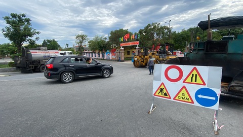 Chủ BOT Quảng Nam 'đòi' lắp biển cấm, buộc tất cả xe phải vào trạm thu phí- Ảnh 1. Các đường né trạm thu phí đang được bít hai đầu để sửa chữa - Ảnh: B.D.