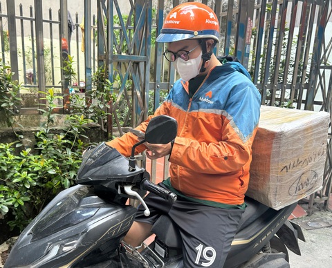 Nhiều bạn trẻ chọn làm shipper trong kỳ nghỉ khi chưa có nhiều kinh nghiệm tìm việc làm thêm - Ảnh: HOÀI PHƯƠNG Nhiều bạn trẻ chọn làm shipper trong kỳ nghỉ khi chưa có nhiều kinh nghiệm tìm việc làm thêm - Ảnh minh họa: VŨ PHƯƠNG