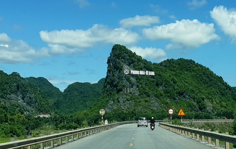 Logo biểu trưng Quảng Bình đoạt giải nhất: Vì sao dân mạng chê xấu mà chuyên gia nói ổn?- Ảnh 2. Một trong những điểm nhấn của logo biểu trưng tỉnh Quảng Bình là hang động Phong Nha - Kẻ Bàng - Ảnh: QUỐC NAM