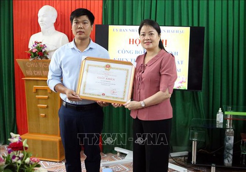 Lãnh đạo UBND huyện Hải Hậu tặng Giấy khen cho thầy giáo Nguyễn Trọng Tài cứu học sinh đuối nước sáng ngày 27/5. Ảnh: TTXVN phát Lãnh đạo UBND huyện Hải Hậu tặng Giấy khen cho thầy giáo Nguyễn Trọng Tài cứu học sinh đuối nước sáng ngày 27-5 - Ảnh: TTXVN