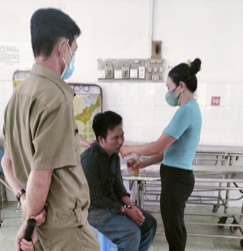 Tạm giữ người ném đá vào hàng loạt ô tô, tấn công chiến sĩ công an- Ảnh 1. Công an đang tạm giữ hình sự Lưu Văn Mạnh để tiếp tục điều tra - Ảnh: PHƯƠNG VŨ