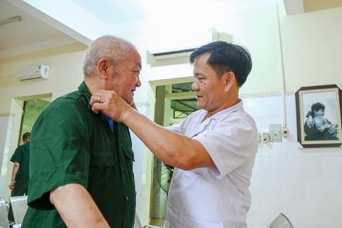 Thương bệnh binh, người có công với cách mạng được Nhà nước quan tâm đặc biệt về chăm sóc sức khoẻ vì công lao với đất nước - Ảnh: HÀ QUÂN Thương bệnh binh, người có công với cách mạng được Nhà nước quan tâm đặc biệt về chăm sóc sức khỏe vì công lao với đất nước - Ảnh: HÀ QUÂN