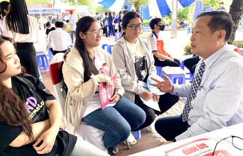 Học phí ngành luật ở TP.HCM có trường lên tới 181,5 triệu đồng/năm- Ảnh 1. ThS Nguyễn Thái Châu - giám đốc Trung tâm tuyển sinh và quan hệ doanh nghiệp Trường đại học Tài chính - Marketing - chia sẻ thông tin về học phí cho học sinh tại Ngày hội tư vấn tuyển sinh - hướng nghiệp 2024 - Ảnh: TRẦN HUỲNH