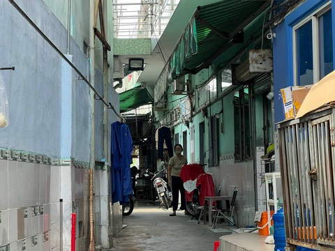 Chấp nhận ở trọ xa chỗ làm cả chục cây số, tiết kiệm mong mua nhà- Ảnh 2. Thuê phòng trong dãy trọ tuy có bất tiện nhưng tiết kiệm được kha khá tiền mỗi tháng - Ảnh: YẾN TRINH
