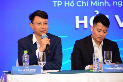 Việt Nam có hơn 182 triệu tài khoản thanh toán cá nhân- Ảnh 1. Ông Lê Anh Dũng (trái) - phó vụ trưởng Vụ Thanh toán, Ngân hàng Nhà nước - trao đổi tại họp báo - Ảnh: QUANG ĐỊNH
