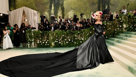 Ngắm bộ cánh ấn tượng nhất Met Gala 2024 trong phiên bản 'lắm lông'- Ảnh 3. Zendaya được phong danh