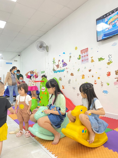 Đề phòng tay chân miệng như thế nào trong khi chờ đợi vắc xin?- Ảnh 2. Hệ thống Y tế Nhi đồng 315 - Tiêm chủng Nhi 315 được trang bị hiện đại, sạch sẽ, có khu vui chơi cho trẻ em