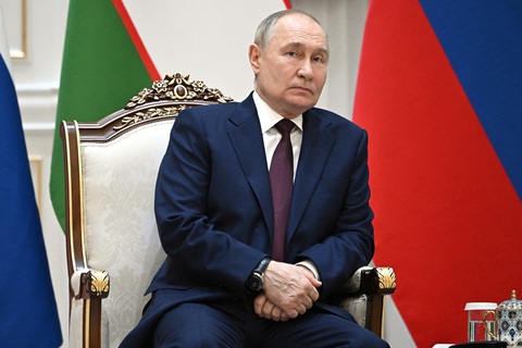 Ông Putin nói phương Tây buộc Nga phải đánh Kharkov- Ảnh 1. Tổng thống Nga Vladimir Putin trong chuyến thăm Uzbekistan ngày 28-5 - Ảnh: REUTERS