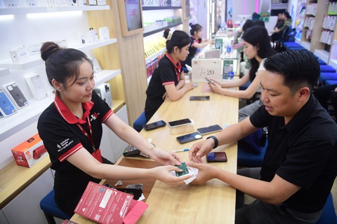 Mua sắm không dùng tiền mặt, lợi trăm bề cho cả người bán lẫn người mua- Ảnh 4. Người tiêu dùng ngày càng quen thuộc và hưởng lợi từ các loại hình thanh toán không tiền mặt - Ảnh: QUANG ĐỊNH