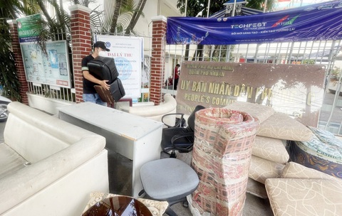Người dân mang rác loại lớn đến nộp trước UBND một phường của quận Phú Nhuận (TP.HCM) trong dịp phường phát động thu rác cồng kềnh - Ảnh: T.L. Người dân mang rác loại lớn đến nộp trước UBND một phường của quận Phú Nhuận (TP.HCM) trong dịp phường phát động thu rác cồng kềnh - Ảnh: T.L.