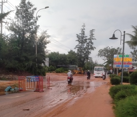 Vụ sạt lở cát đỏ ở Mũi Né: Chủ đầu tư chậm khắc phục hậu quả- Ảnh 1. Hậu quả vụ sạt lở cát đỏ tại dự án Sentosa Mũi Né xảy ra lúc rạng sáng 21-5 chưa khắc phục xong thì đến rạng sáng 28-5 lại sạt lở, may mắn lần này nhẹ hơn - Ảnh: ĐỨC TRONG