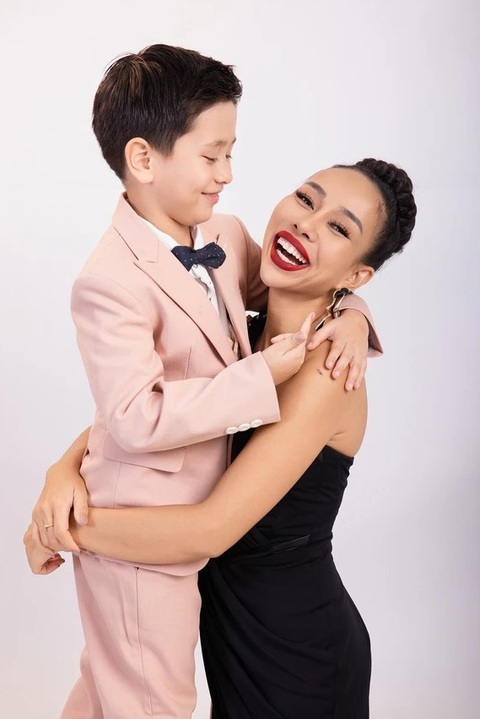 Thảo Trang cười ngất khi nghe con trai mách bí kíp 'ngừng yêu một người'- Ảnh 1. Thảo Trang và con trai Alex mà cô thường gọi vui là