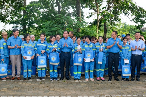 Chủ tịch Tổng liên đoàn Lao động Việt Nam Nguyễn Đình Khang và Chủ tịch Liên đoàn Lao động TP Hà Nội Phạm Quang Thanh tặng quà công nhân môi trường thủ đô nhân Tháng Công nhân năm 2024 - Ảnh: HÀ QUÂN Chủ tịch Tổng liên đoàn Lao động Việt Nam Nguyễn Đình Khang và Chủ tịch Liên đoàn Lao động TP Hà Nội Phạm Quang Thanh tặng quà công nhân môi trường thủ đô nhân Tháng Công nhân năm 2024 - Ảnh: HÀ QUÂN