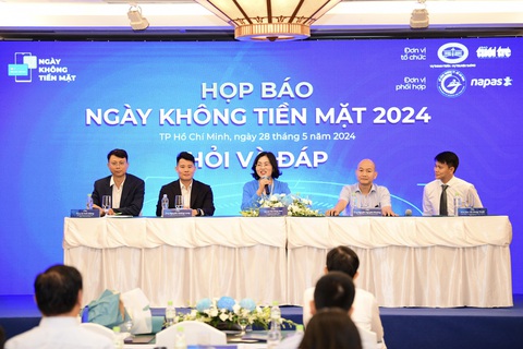 Cộng hưởng giữa Ngày không tiền mặt và Tháng khuyến mãi tập trung- Ảnh 2. Các đại biểu tham gia phiên hỏi đáp tại họp báo