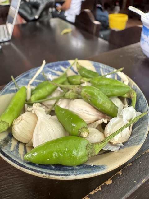 Người có mồ hôi nặng mùi nên hạn chế ăn những loại gia vị có mùi nồng như tỏi, ớt... - Ảnh minh họa: THU HIẾN Người có mồ hôi nặng mùi nên hạn chế ăn những loại gia vị có mùi nồng như tỏi, ớt... - Ảnh minh họa: THU HIẾN