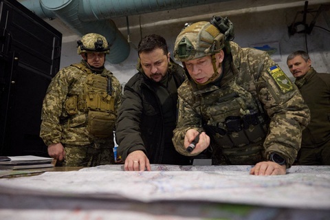 Tổng thống Ukraine Volodymyr Zelensky (giữa) và tướng Oleksandr Syrskyi trong một lần đến thăm sở chỉ huy quân đội ở Kupiansk, vùng Kharkov - Ảnh: AFP Tổng thống Ukraine Volodymyr Zelensky (giữa) và tướng Oleksandr Syrskyi trong một lần đến thăm sở chỉ huy quân đội ở Kupiansk, vùng Kharkov - Ảnh: AFP