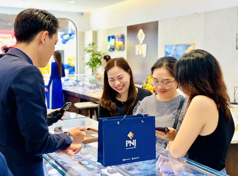 Vì sao biên lợi nhuận 4 tháng đầu năm của PNJ giảm?- Ảnh 1. Lợi nhuận gộp trung bình 4 tháng của PNJ đạt 17%, giảm so với mức 19,1% cùng kỳ năm 2023 - Ảnh: Việt Hùng