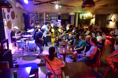 Band nhạc Sinco đang phiêu cùng một vị khách làm ca sĩ tại Yoko- Ảnh: T.T.D. Band nhạc Sinco đang phiêu cùng một vị khách làm ca sĩ tại Yoko- Ảnh: T.T.D.