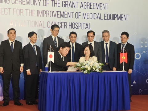 Bộ trưởng Bộ Y tế Đào Hồng Lan và ông Sugano Yuichi - Trưởng đại diện Cơ quan Hợp tác quốc tế Nhật Bản (JICA) tại Việt Nam trao văn bản ký kết - Ảnh: D.LIỄU Bộ trưởng Bộ Y tế Đào Hồng Lan và ông Sugano Yuichi - Trưởng đại diện Cơ quan Hợp tác quốc tế Nhật Bản (JICA) tại Việt Nam trao văn bản ký kết - Ảnh: D.LIỄU