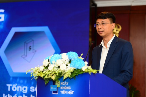 Họp báo công bố chuỗi sự kiện 'Ngày không tiền mặt' 2024- Ảnh 3. Ông Lê Anh Dũng – phó vụ trưởng Vụ Thanh toán Ngân hàng Nhà nước trình bày Kết quả phát triển thanh toán không dùng tiền mặt và chính sách trong thời gian tới - Ảnh: QUANG ĐỊNH