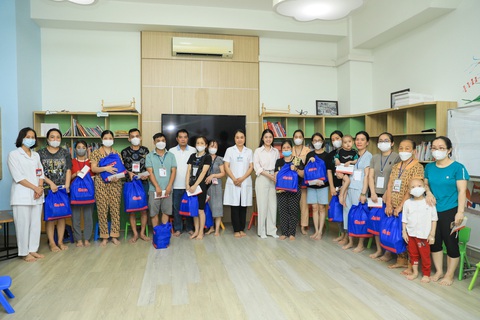 Người mẹ nghẹn lòng nhìn con trai mắc ung thư ‘thay áo trường bằng áo bệnh nhân’- Ảnh 4. Chương trình Ước mơ của Thúy tặng 15 phần quà cho bệnh nhi tại Viện Huyết học và Truyền máu trung ương - Ảnh: DANH KHANG