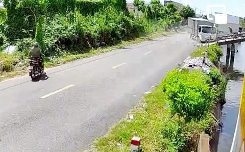 Nữ sinh lớp 6 đứt hai chân vì tông xe: 'Xin lỗi mẹ, con không còn phụ mẹ được'- Ảnh 2. Vụ tai nạn giao thông xảy ra ngày 27-5 ở xã Thạnh Yên (huyện U Minh Thượng) làm em N.T.A.T. bị mất đi đôi chân - Ảnh: Cắt clip camera an ninh