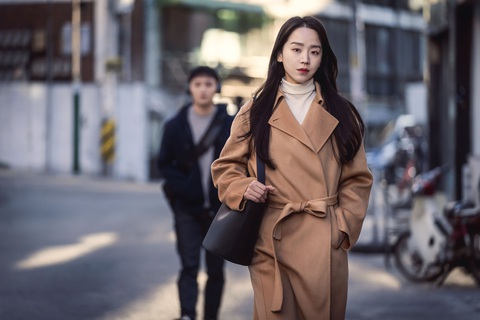 'Chàng hậu' Shin Hye Sun tái xuất màn ảnh rộng- Ảnh 2. Ngay lập tức, Han Sora trở thành con mồi tiếp theo của anh chàng môi giới bất động sản Koo Jung Tae.