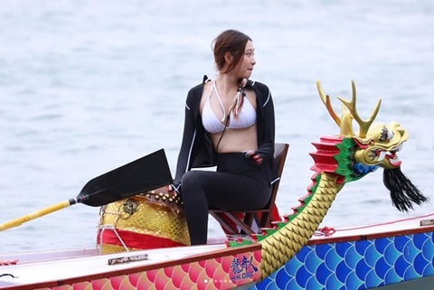 Thuyền rồng hóa tàu cao tốc nhờ sức mạnh của mỹ nhân bikini- Ảnh 3. Trên Instagram, Yiwo gửi lời cảm ơn mọi người đã chụp cho cô những khoảnh khắc đẹp.