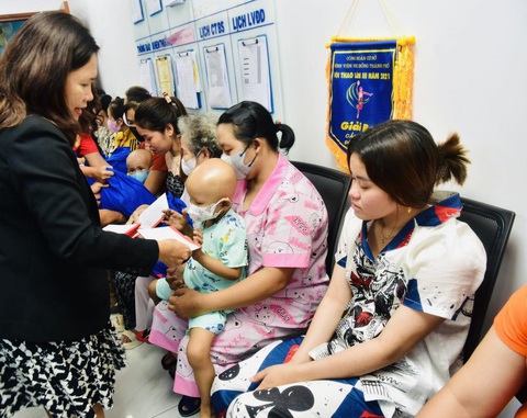 Con vô thành phố điều trị ung thư, cha ngoài quê bất ngờ đột quỵ- Ảnh 1. Nhà báo Trương Bảo Châu, phó tổng thư ký tòa soạn báo Tuổi Trẻ, trao quà cho các bệnh nhi ung thư đang điều trị tại Bệnh viện Nhi đồng thành phố (huyện Bình Chánh) - Ảnh: T.T.D.