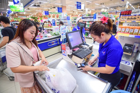 Được giảm giá sâu khi thanh toán online- Ảnh 1. Khách hàng thanh toán không tiền mặt khi mua hàng hóa tại siêu thị Co.opmart Huỳnh Tấn Phát, quận 7, TP.HCM sáng 25-5 - Ảnh: QUANG ĐỊNH