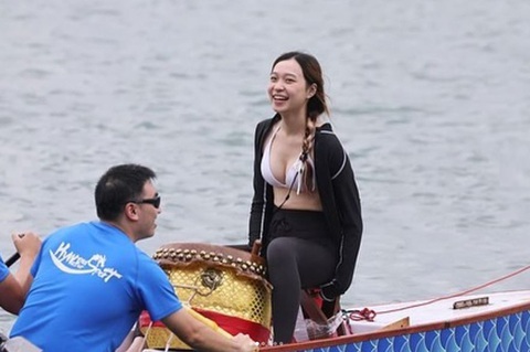 Thuyền rồng hóa tàu cao tốc nhờ sức mạnh của mỹ nhân bikini- Ảnh 2. Khoảnh khắc tươi rói của tay trống Yiwo.