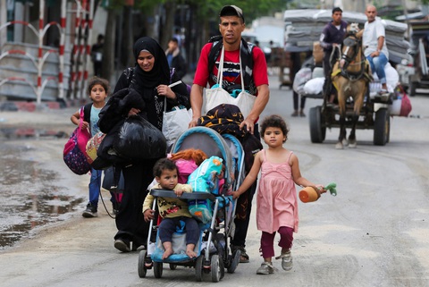 Người Palestine rời khỏi thành phố Rafah do áp lực từ hoạt động quân sự của Israel, ảnh chụp ngày 28-5 - Ảnh: REUTERS Người Palestine rời khỏi thành phố Rafah do áp lực từ hoạt động quân sự của Israel, ảnh chụp ngày 28-5 - Ảnh: REUTERS