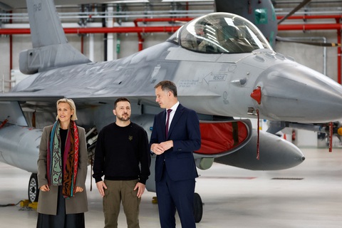 Tổng thống Ukraine Volodymyr Zelensky (giữa), Thủ tướng Bỉ Alexander De Croo (phải) và Bộ trưởng Quốc phòng Ludivine Dedonder (trái) của Bỉ đứng gần chiếc F-16 tại căn cứ không quân Melsbroek, gần Brussels, ngày 28-5 - Ảnh: REUTERS Tổng thống Ukraine Volodymyr Zelensky (giữa), Thủ tướng Bỉ Alexander De Croo (bìa phải) và Bộ trưởng Quốc phòng Ludivine Dedonder của Bỉ đứng gần chiếc F-16 tại căn cứ không quân Melsbroek, gần Brussels, ngày 28-5 - Ảnh: REUTERS
