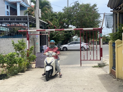 Chủ tịch thị xã Điện Bàn: 'Làm đường cho dân đi chứ không phải để khóa, thu phí cho BOT'- Ảnh 1. Xe né trạm thu phí vào đường nội bộ quá nhiều nên người dân dựng khung rào chắn - Ảnh: B.D.