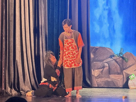 Tuấn Dũng quăng 'miếng hài' nhiệt tình trong kịch ma Suối linh hồn- Ảnh 3. Chia sẻ cùng Tuổi Trẻ Cười Online, NSND Hồng Vân cho biết lý do cô chọn Tuấn Dũng vào vai này vì lực diễn của anh rất tốt, có thể nói là diễn viên duy nhất của sân khấu Hồng Vân hiện nay có thể diễn đạt vai này. Cô cũng cho hay các vai diễn trẻ con cũng là sở trường của Tuấn Dũng