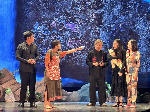 Tuấn Dũng quăng 'miếng hài' nhiệt tình trong kịch ma Suối linh hồn- Ảnh 5. Vai của Tuấn Dũng nhìn bề ngoài cứ ngỡ là ác, hại chết con ông chủ rồi hại cả nhà điêu đứng nhưng thực chất anh lại là con ruột của ông chủ, bị ông bỏ rơi mà sinh lòng oán hận.