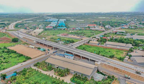 Đại lộ Tập Cận Bình Campuchia. -KHMER TIMES Đường vành đai 3 mới (nằm ngang trong ảnh) được đổi tên thành đại lộ Tập Cận Bình ở Campuchia - Ảnh: KHMER TIMES