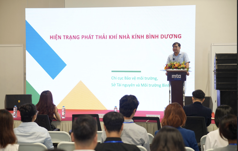 MTA Vietnam 2024: Tìm giải pháp phát triển xanh ngành cơ khí, sản xuất- Ảnh 1. Ông Nguyễn Thế Tùng Lâm, phó chi cục trưởng Chi cục Bảo vệ môi trường Sở Tài nguyên và Môi trường Bình Dương, chia sẻ hiện trạng giảm phát thải khí nhà kính của thủ phủ công nghiệp phía nam Bình Dương tại chuỗi hội thảo, triển lãm MTA Vietnam 2024 - Ảnh: BTC