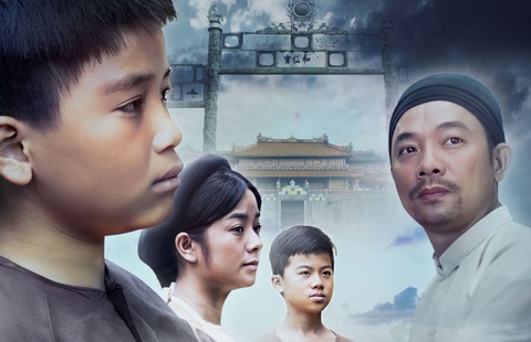 Hình ảnh bốn thành viên trong gia đình của cậu bé Nguyễn Sinh Cung trên poster phim Vầng trăng thơ ấu - Ảnh: ĐPCC Hình ảnh bốn thành viên trong gia đình của cậu bé Nguyễn Sinh Cung trên poster phim Vầng trăng thơ ấu - Ảnh: ĐPCC